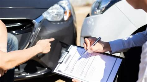 Tematinė nuotrauka: žmonės tvarko dokumentus po autoįvykio