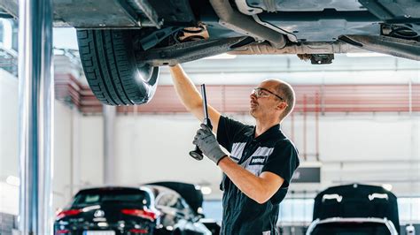 Mechanikas tikrina automobilio skysčius