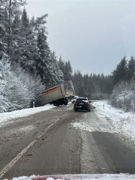 Teminė nuotrauka, vaizduojanti sunkvežimio vairuotoją ir kelio ženklus