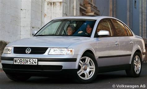 Vaizdinė medžiaga: nuotrauka su įvairiomis VW Passat B5 detalėmis, išdėliotomis ant grindų arba stalo.