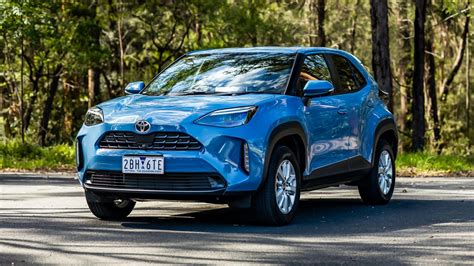 Toyota Yaris Cross Hybrid išorės vaizdas, pabrėžiantis miesto visureigio dizainą