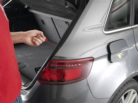 automobilio kuro dangtelio avarinio atidarymo mechanizmas bagažinėje