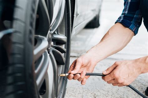 Teminė nuotrauka su automobilio padanga ir slėgio matuokliu