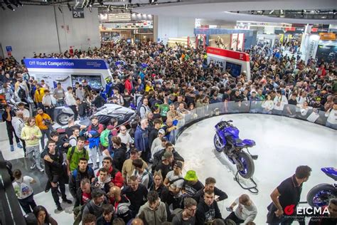 Tematinė nuotrauka su nauju BMW motociklu EICMA parodoje