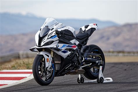 BMW S 1000 RR lenktynių trasoje