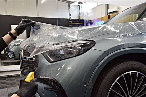 automobilio apklijavimo procesas naudojant specialią plėvelę