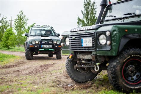 4x4 visureigiai įveikiantys sudėtingą bekelės trasą