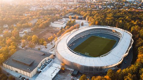Dariaus ir Girėno stadionas, užpildytas futbolo gerbėjų