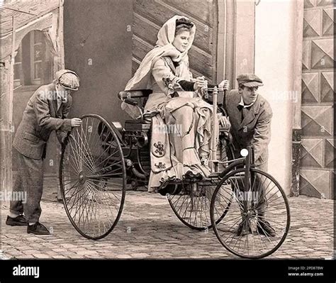 Bertha Benz taiso automobilį kelyje