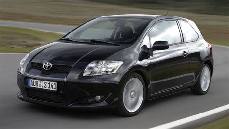 Toyota Auris automobilis gatvėje
