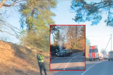 Tematinė nuotrauka: vairuotojas klausosi muzikos automobilyje
