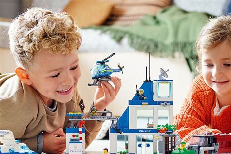 Įvairūs LEGO konstruktorių rinkiniai, leidžiantys vaikams kurti sunkvežimius ir kitas transporto priemones.