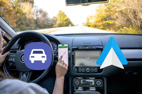 telefono ir automobilio ekrano sąsaja su Android Auto ir Apple CarPlay logotipais