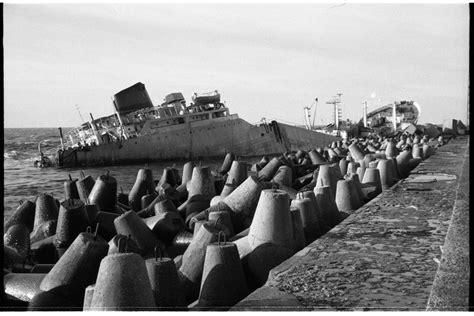 Archyvinė nuotrauka: tanklaivio „Globe Asimi“ liekanos prie Klaipėdos uosto vartų po 1981 m. avarijos.