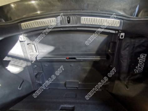 Rėmelio įrengimo pavyzdys: 1-DIN/2-DIN montavimas į Toyota Avensis