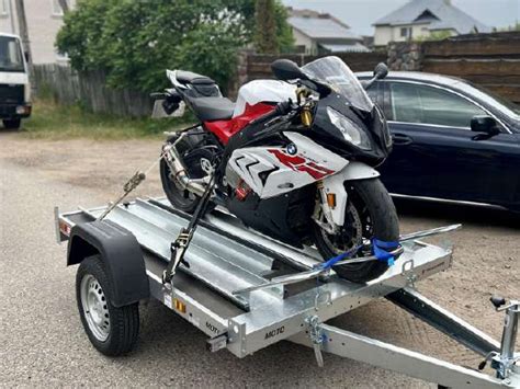 Ilustracija su vandens motociklu ant transportavimo priekabos
