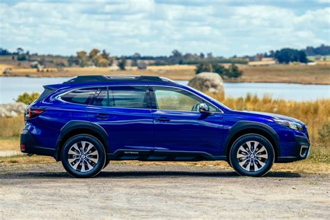Tematinė Subaru Outback nuotrauka gamtoje