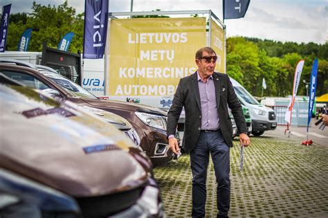 Komercinis automobilis su reklamine plėvele