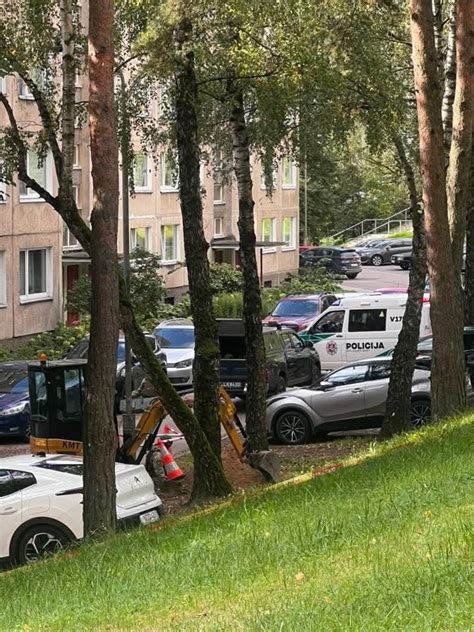 Teminė nuotrauka: Automobiliai, pastatyti daugiabučių kieme Vilniuje