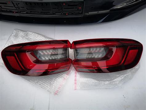Nuotrauka su įvairiais automobilių žibintais ir kėbulo detalėmis