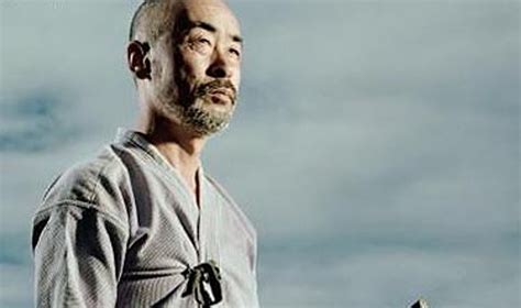 Samurajus su kardu prie kairiojo šono