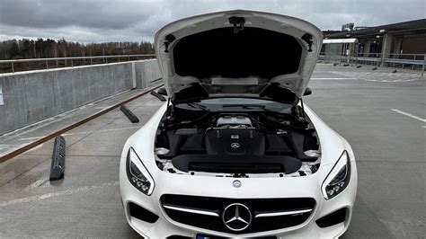 Nuotrauka, vaizduojanti modernų vienatūrį automobilį