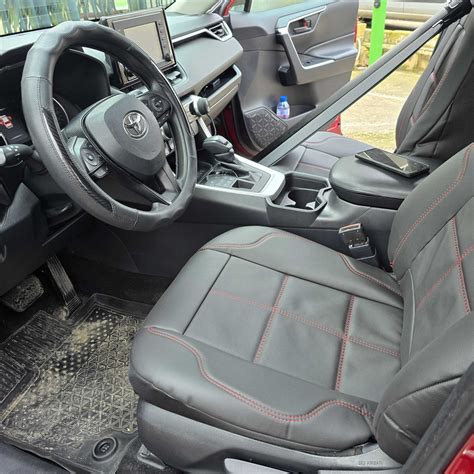 Nuotrauka, demonstruojanti prabangų dygsniuotos eko odos sėdynių užvalkalų vaizdą Toyota Rav 4 salone