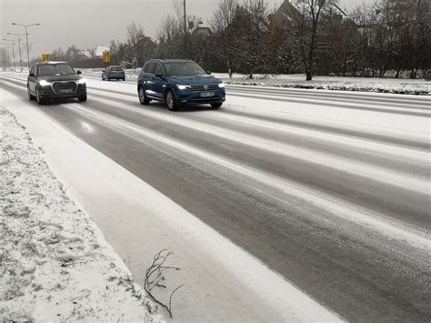 automobilis ant apsnigto kelio su žieminėmis padangomis