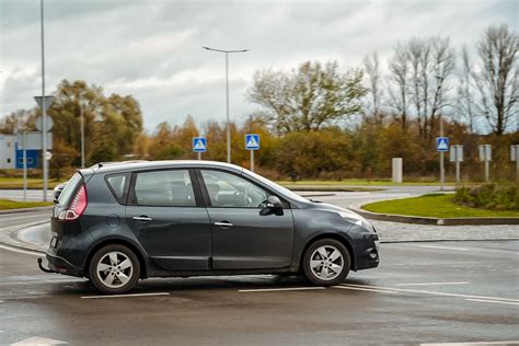automobilis ant sauso kelio su vasarinėmis padangomis