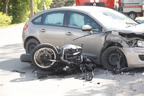 nuotrauka: motociklas ir automobilis po susidūrimo Utenos rajone