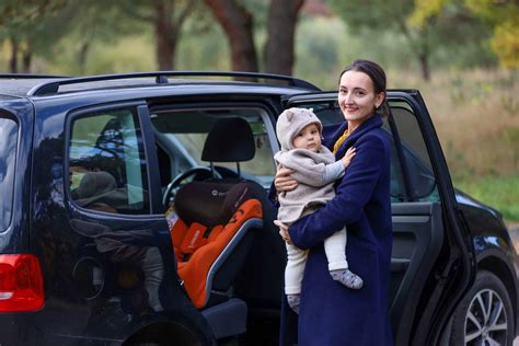 vaikas automobilyje su saugos diržu