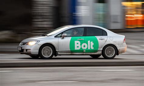 Bolt (Taxify) automobilis su logotipu mieste
