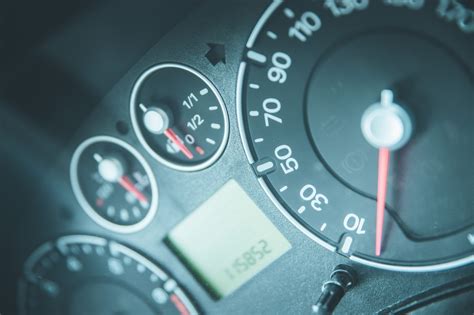 Palyginimas: automobilio odometras su tikra ir suklastota rida