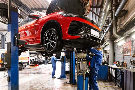 Nuotrauka, vaizduojanti Audi automobilį profesionaliai prižiūrimą servise