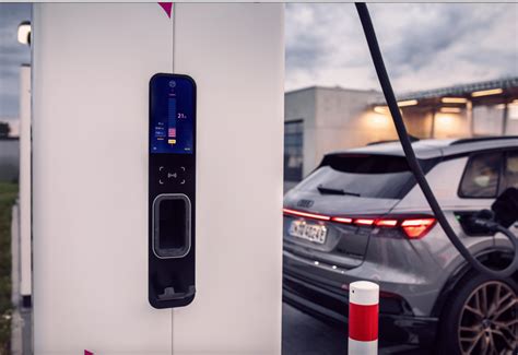 Tematinė nuotrauka su elektriniu automobiliu įkrovimo stotelėje