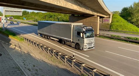 Teminis nuotrauka apie sunkvežimių priekabų aukščio matavimą po viaduku