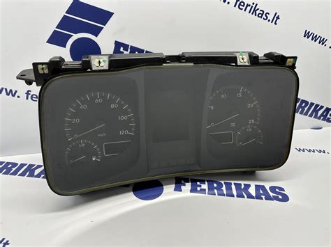 Vaizdingas prietaisų skydelis, primenantis lėktuvo kabiną