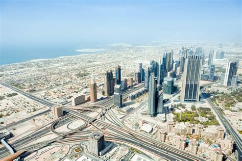Teminė nuotrauka: Dubajaus miesto panorama su automobilių eismu