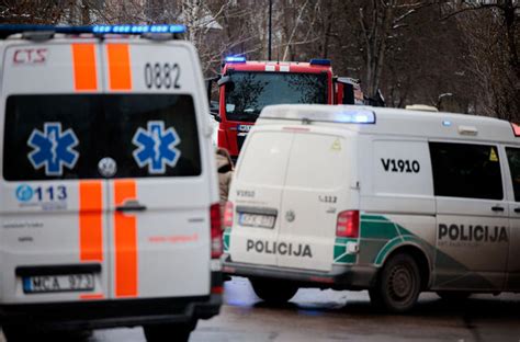 ilustracija su skirtingų tipų specialiosiomis transporto priemonėmis (policija, greitoji, ugniagesiai)