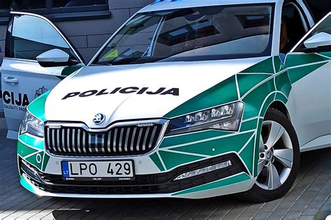 schema, vaizduojanti teisingą automobilių išdėstymą daugiabučio kieme, laikantis saugių atstumų ir nepažeidžiant įvažiavimų.
