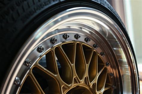 Teminė nuotrauka: žmogus valantis automobilio ratlankius
