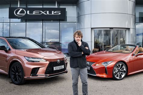 Nuotraukų galerija su įvairiais „Toyota“ ir „Lexus“ parkavimo daviklių modeliais.