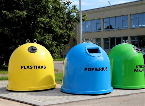 Tematinė nuotrauka: atliekų rūšiavimo konteineriai mieste