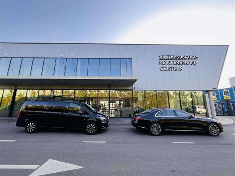 Teminė nuotrauka su automobiliu ir vairuotoju