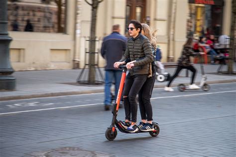 Schema: kaip elektrinių paspirtukų vairuotojai turėtų elgtis sankryžose ir pėsčiųjų perėjose