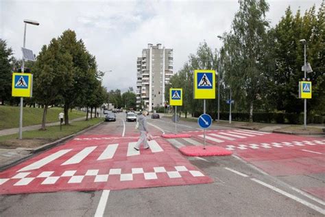 pėsčiųjų perėja ir automobilių stovėjimas