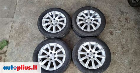 automobilis su padangomis ir ratlankiais