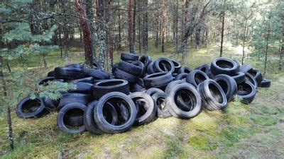 Tematinė nuotrauka su padangų atliekomis, išmestomis gamtoje