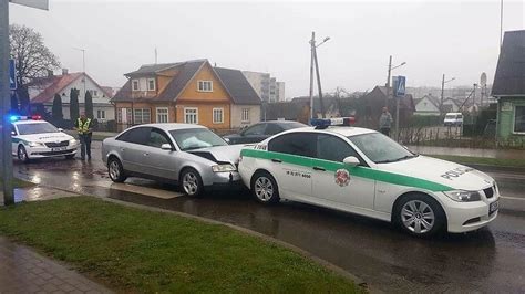 Policijos automobilis, sustabdęs automobilį patikrai