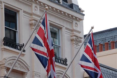 Lietuvos ir Didžiosios Britanijos vėliavos kartu, simbolizuojančios emigraciją